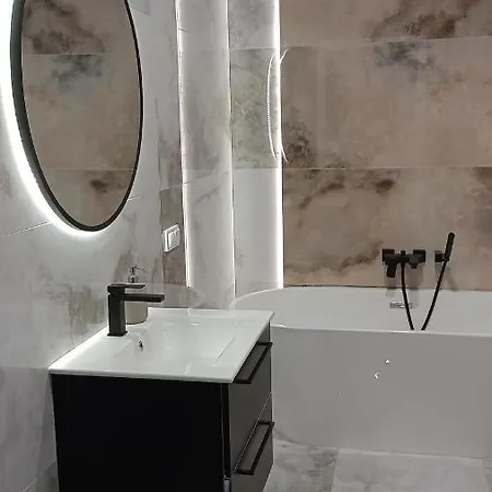 Manu Park Z Garazem Centrum Apartmán *
